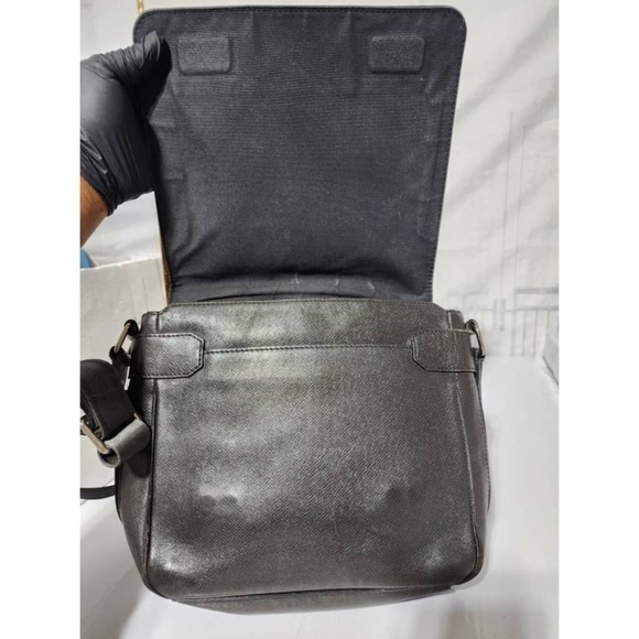 Authentic Louis Vuitton Taiga Andrei Messenger/Crossbody Bag Dark Grey - Picture 12 of 16